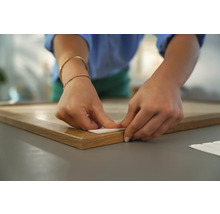 Anbringen einer selbstklebenden Aufhängevorrichtung an einem Holzrahmen