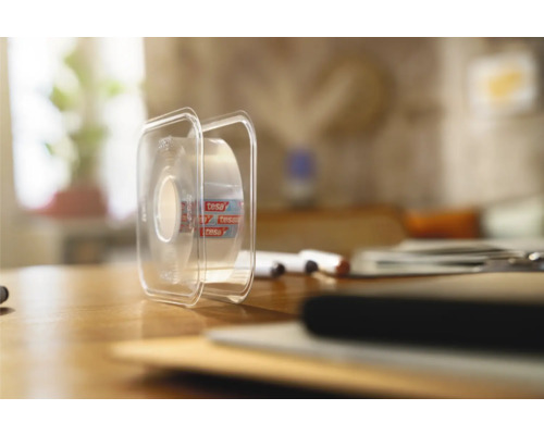 Tesa Klebefilmabroller auf einem Tisch