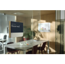 Panneau de réservation pour salle de réunion sur une porte en verre