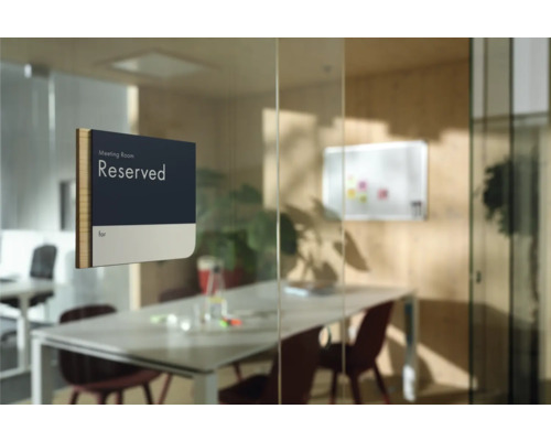 Reservierungsschild für einen Besprechungsraum an einer Glastür