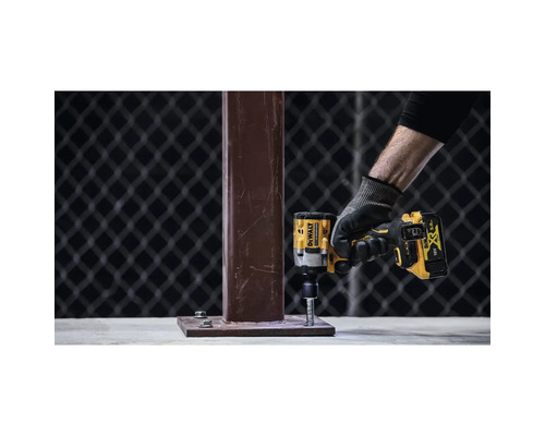Clé à chocs sans fil DeWalt en utilisation sur une poutre en acier