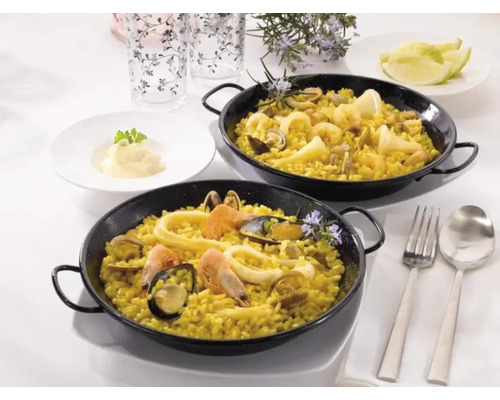 Deux poêles à paella aux fruits de mer sur une table
