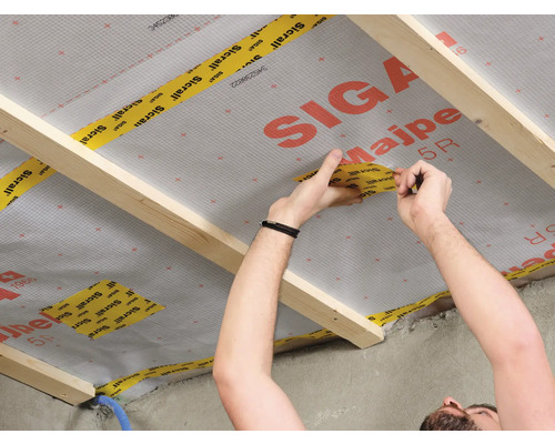Pose de l''écran de sous-toiture SIGA Majpell 5R avec la bande d''étanchéité SIGA Sicrall sur une construction en bois.