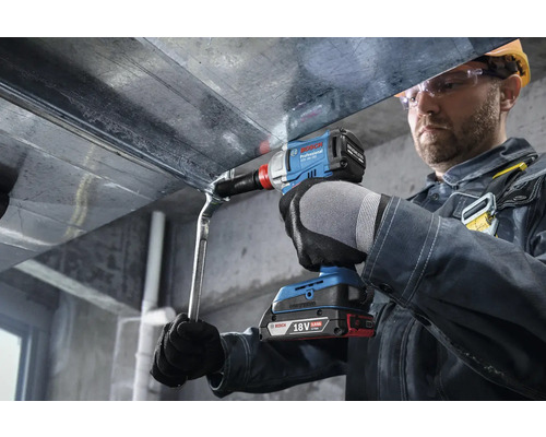 Un artisan fixe un composant avec une clé à choc à batterie de Bosch.