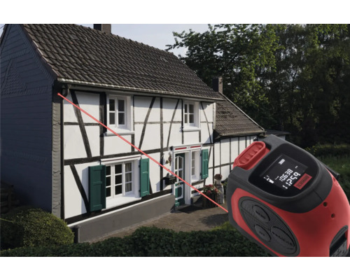 Laser-Entfernungsmesser im Einsatz vor einem Haus zur Messung von Distanzen