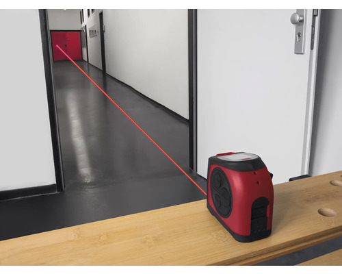 Roter Linienlaser projiziert eine Linie entlang eines Korridors zur Ausrichtung.