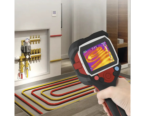 Main avec caméra thermique pour mesurer la température d''un chauffage au sol