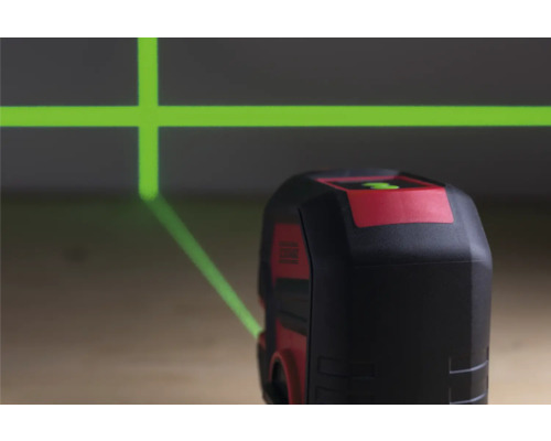 Niveau laser projette des lignes laser vertes sur le mur.