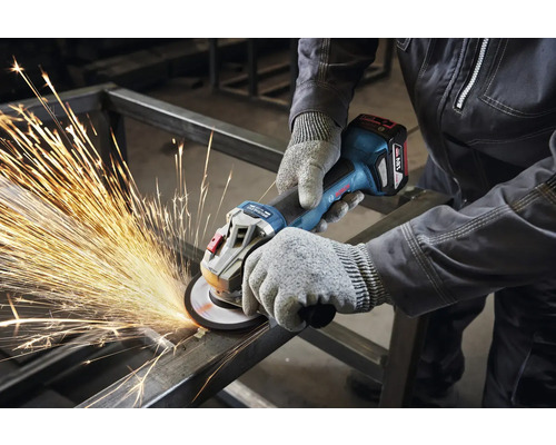 Akku-Winkelschleifer im Einsatz mit Funkenflug