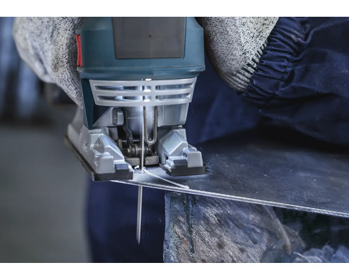 Une scie sauteuse coupe du métal