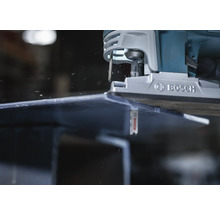 Scie sauteuse Bosch coupant une pièce, gros plan.