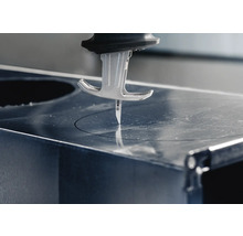 Scie sauteuse coupant un trou dans un plan de travail
