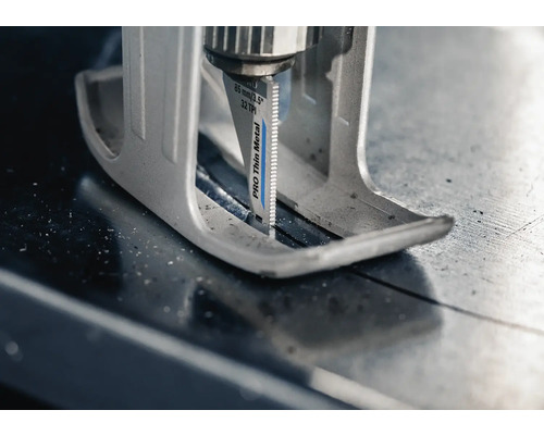 Gros plan d''une scie sauteuse coupant du métal