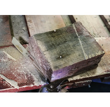 Un morceau de bois avec une scie sauteuse et une scie Bosch