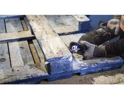 Palette en bois en cours de traitement avec une scie sabre