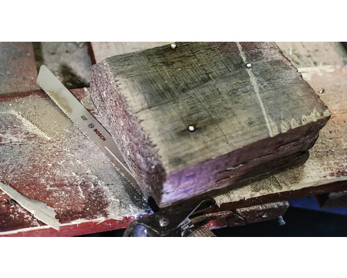 Morceau de bois avec scie à métaux et logo Bosch.