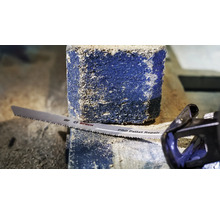 Une lame de scie sabre Bosch pour réparer les palettes lors du sciage d''un morceau de bois