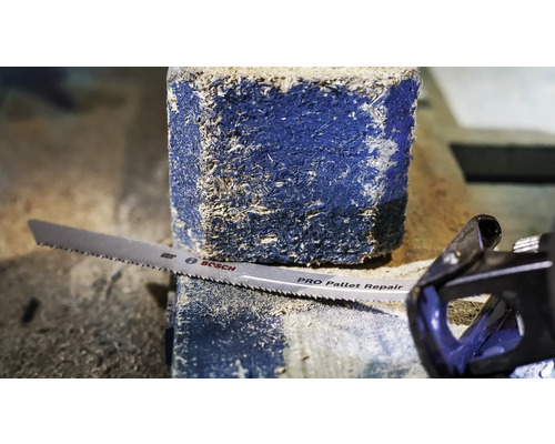 Une lame de scie sabre Bosch pour réparer les palettes lors du sciage d''un morceau de bois