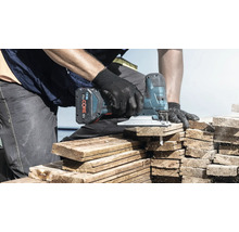 Une personne utilise une scie sauteuse pour couper du bois