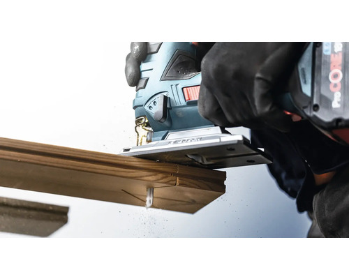 Scie sauteuse sans fil coupant du bois