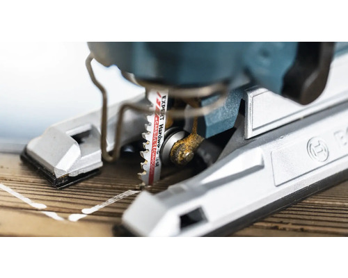 Gros plan d''une scie sauteuse coupant du bois