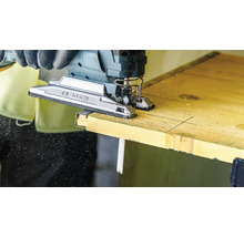 Une scie sauteuse de la marque Bosch coupe une planche de bois.