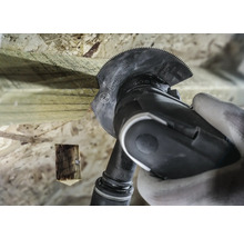 Oszillierendes Werkzeug mit Sägeblatt beim Schneiden von Holz. Bosch Logo