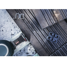 Holzterrassenplatten mit Befestigungsclips und einem Bosch Multitool