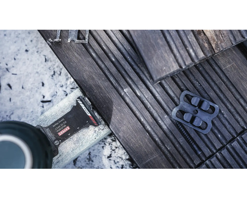 Logo Bosch. Gros plan sur un outil multifonction coupant des lames de terrasse.