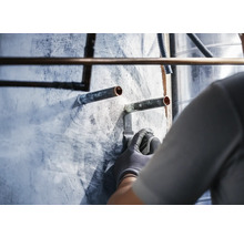 Installation von Kupferrohren an einer Wand durch einen Handwerker.