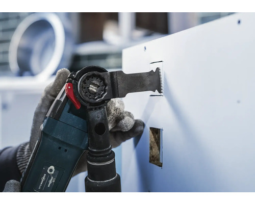 Outil multifonctionnel en cours d''utilisation pour découper un trou dans une surface