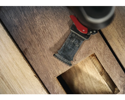 Outil oscillant coupant des poutres en bois avec le logo Bosch