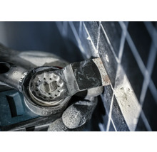 Multifunktionswerkzeug im Einsatz beim Schneiden eines Metallgitters