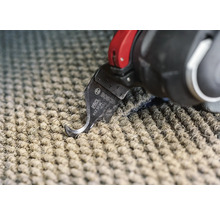Logo Bosch. Outil multifonction avec lame de coupe spéciale pour couper la moquette