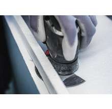 Nahaufnahme eines Multitools von Bosch beim Schneiden von Material