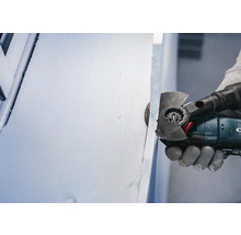 Oszillierendes Multitool beim Sägen von Material