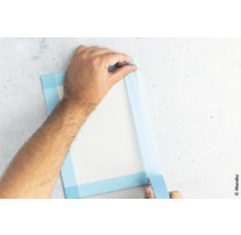 Masquage d''une toile avec du ruban de masquage