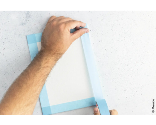 Masquage d''une toile avec du ruban de masquage