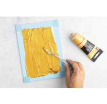 Application de pâte acrylique sur une toile avec un couteau à peindre