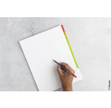 Une feuille de papier est peinte avec un crayon.