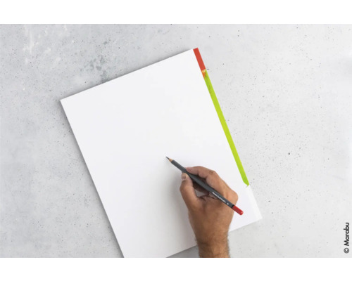 Une feuille de papier est peinte avec un crayon.