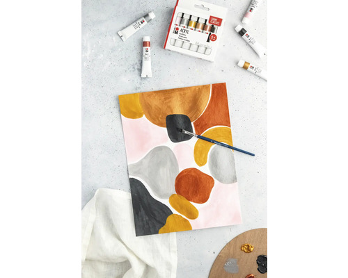 Peinture abstraite avec peintures acryliques, pinceau et palette