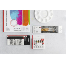 Peintures acryliques, pinceaux, crayons et palette de peinture sur une table