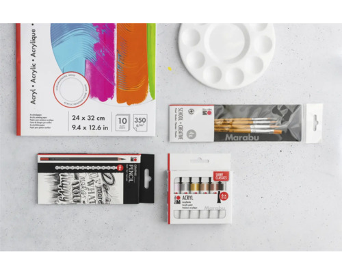 Peintures acryliques, pinceaux, crayons et palette de peinture sur une table