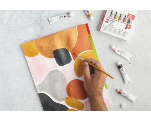 Œuvre d''art abstraite peinte avec des couleurs acryliques et un pinceau.