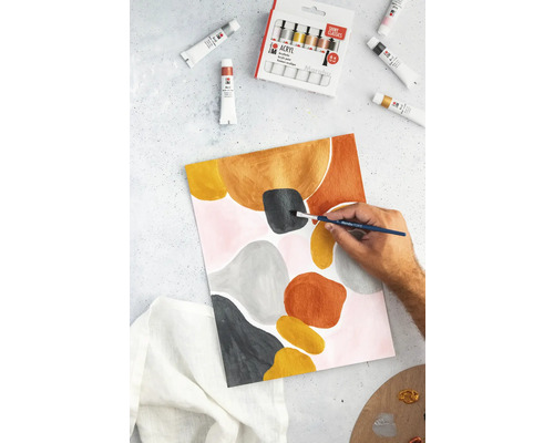 Peinture abstraite peinte avec des peintures acryliques Marabu, un pinceau et une palette