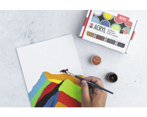 Peinture acrylique avec pinceau, toile et boîte de peinture