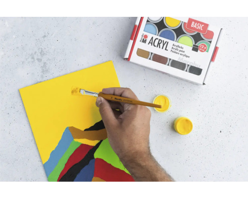 Ensemble de peinture acrylique avec pinceau peignant sur une toile jaune