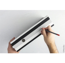 Büroordner mit Streifenmuster wird mit einem Bleistift beschriftet.