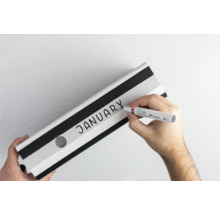 Hand beschriftet einen Ordner mit dem Wort Januar mit einem Stift